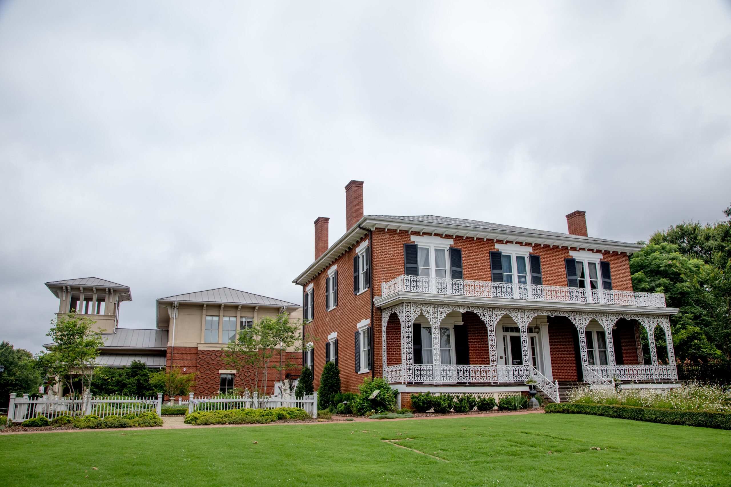 Ware-Lyndon House and Lyndon House Arts Center, exterior, Athens Georgia photo by Jason Thrasher